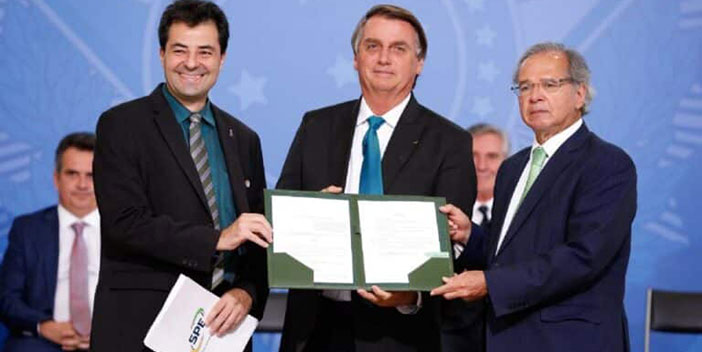 Privatização da Petrobras: Bolsonaro está emparedado entre eleitores e acionistas, diz coordenador do Ineep